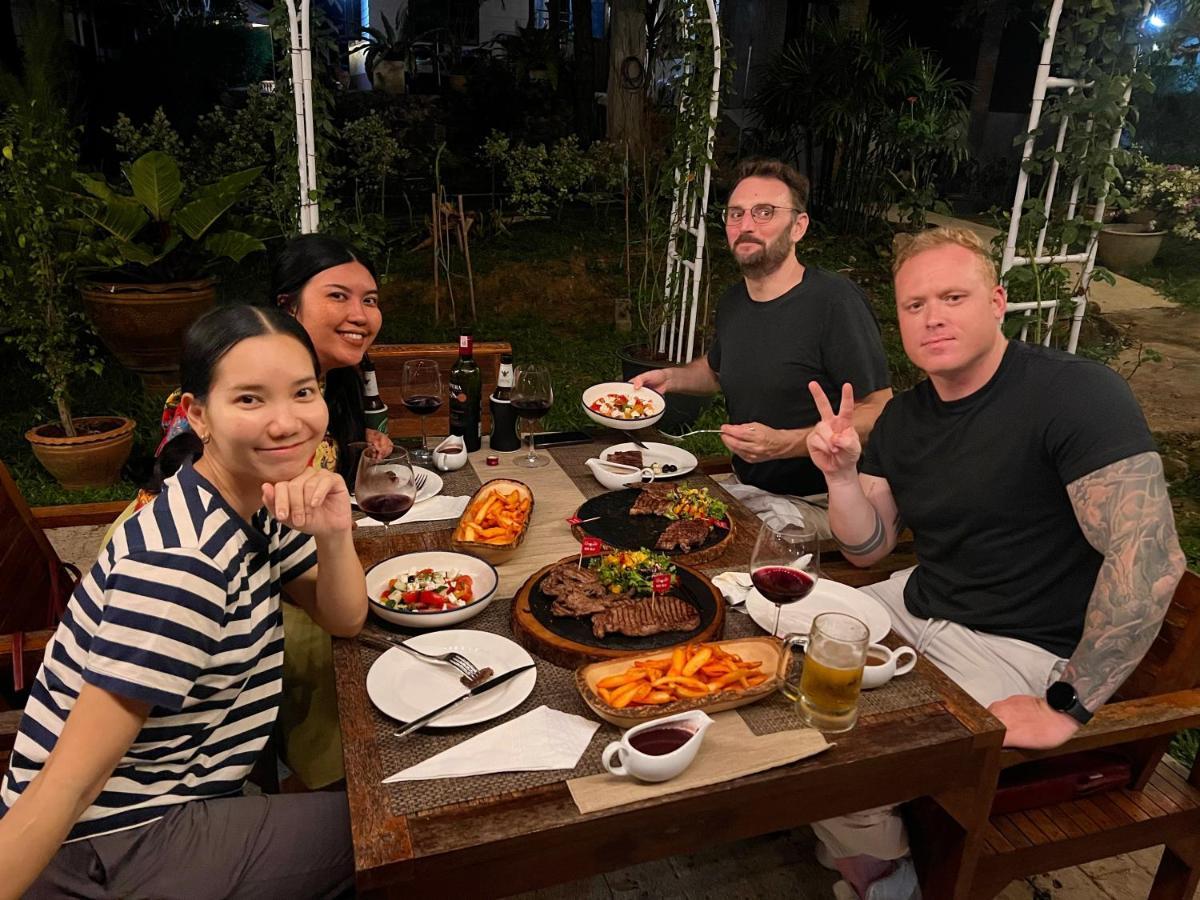 Big Elk Steak House - Homestay Trat Eksteriør billede
