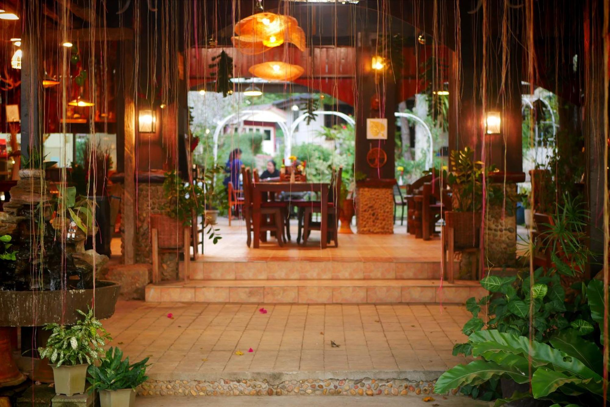 Big Elk Steak House - Homestay Trat Eksteriør billede